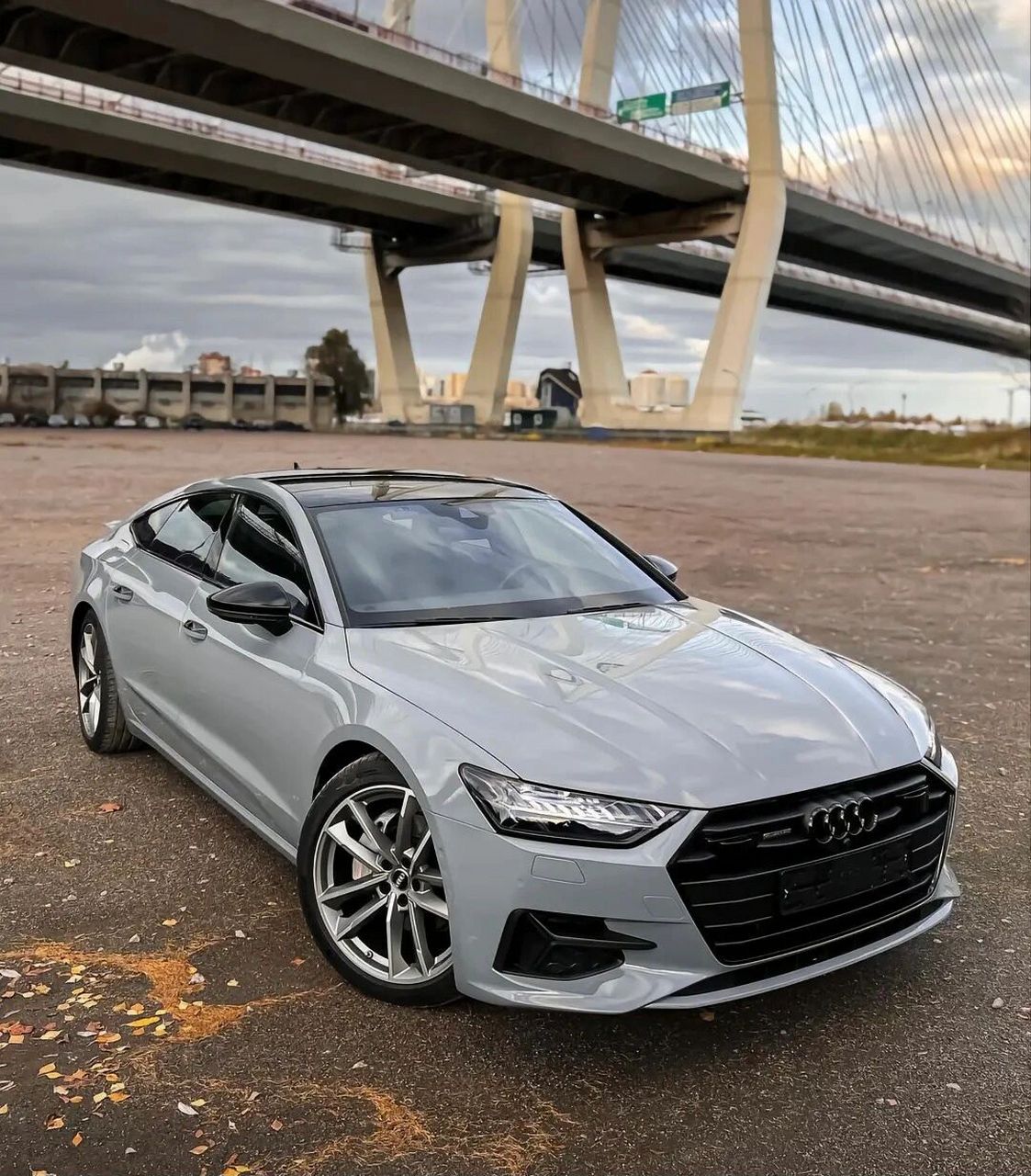 一直是我没太搞明白的一件事情 奥迪a7 对标奔驰cls我觉得没有问题 两