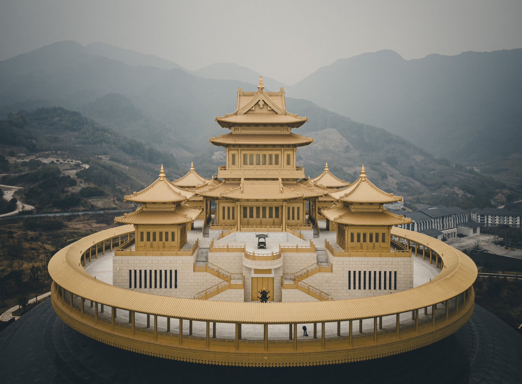 鸟瞰雪窦山弥勒圣坛——云雾缭绕,祥瑞氤氲 自驾去滑雪路过雪窦山脚