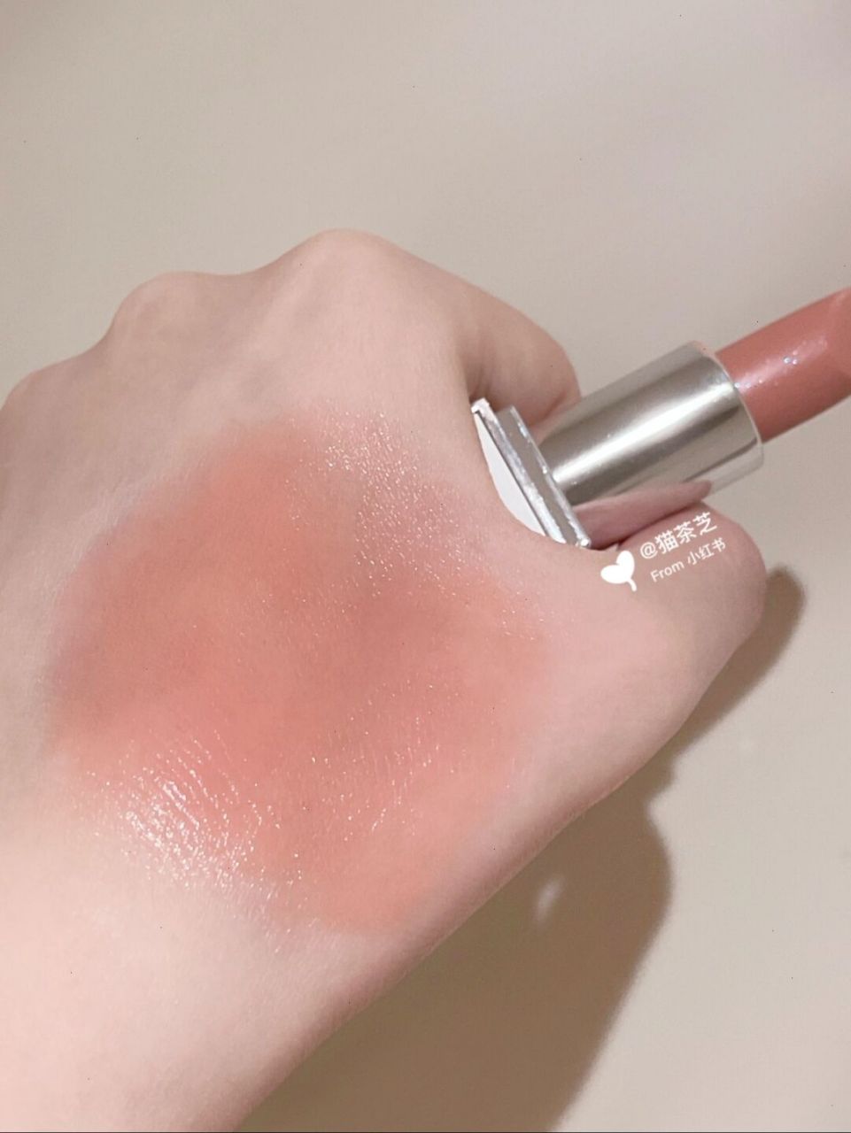 tf 圣诞限定白管润唇膏 sunlit rose 蜜桃白茶 是一支带银紫偏光闪的