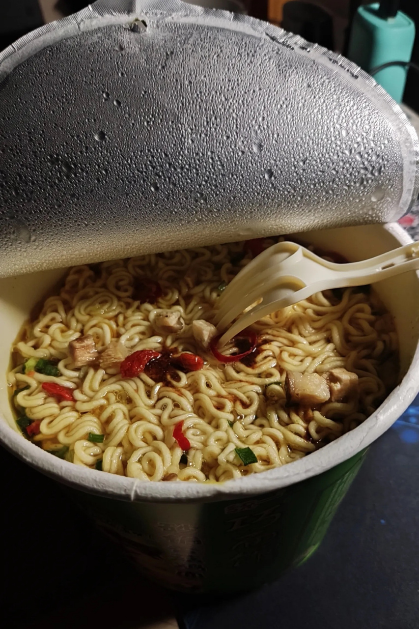 深夜看球吃泡面有多爽# 真的对不起了,深更半夜,能吃上一碗热乎的