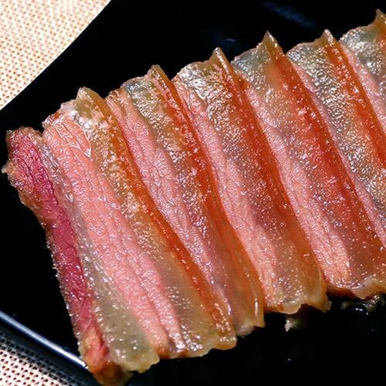 云南宣威火腿的四种烹饪做法大全 一:炖(煮)火腿 火腿打开,首选用温水