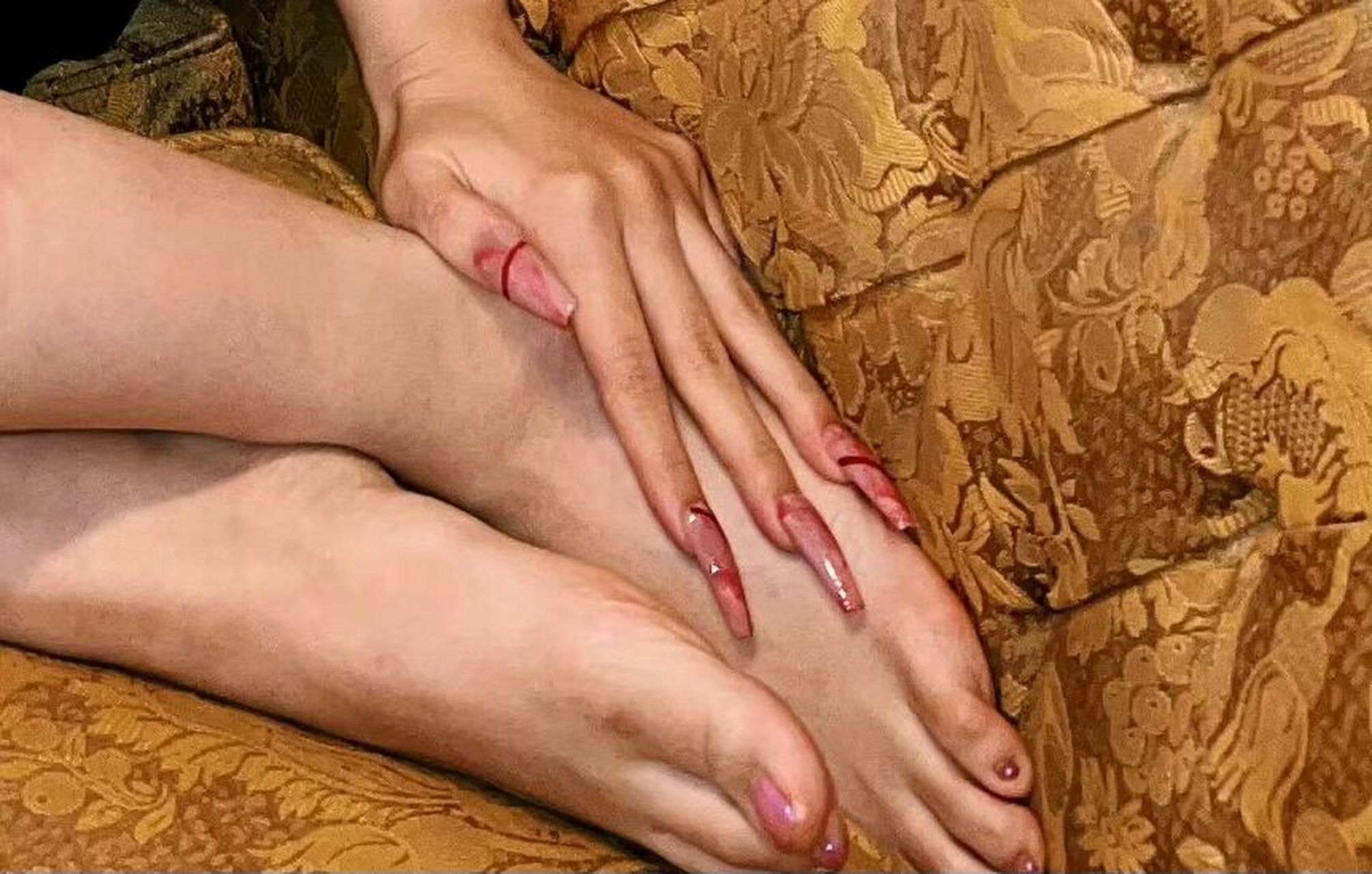 原来宋雨琦也没有多少小脚趾甲