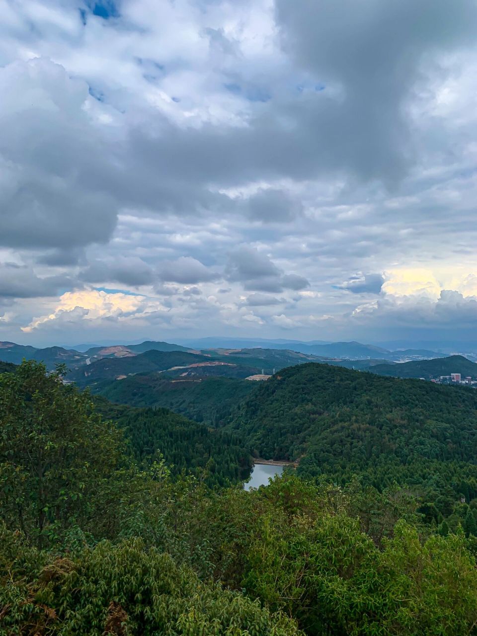 棋盘山国家森林公园  这是昆明超小众的一座森林公园,游客不多,山顶有