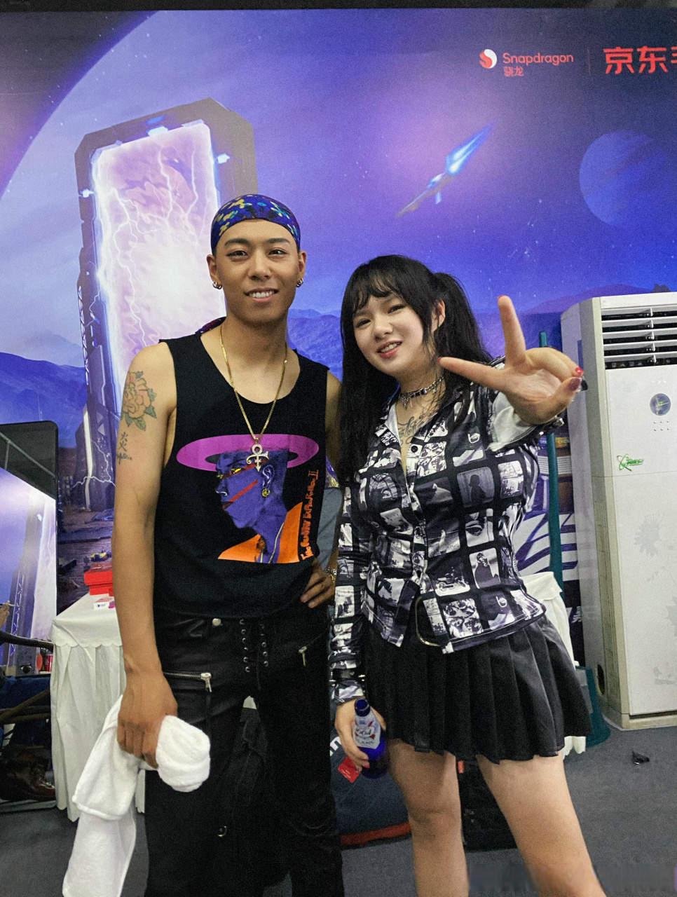 和说唱明星ka咔咔-李依婕 还有摇滚明星rickysixx_ckn 合照了好开心