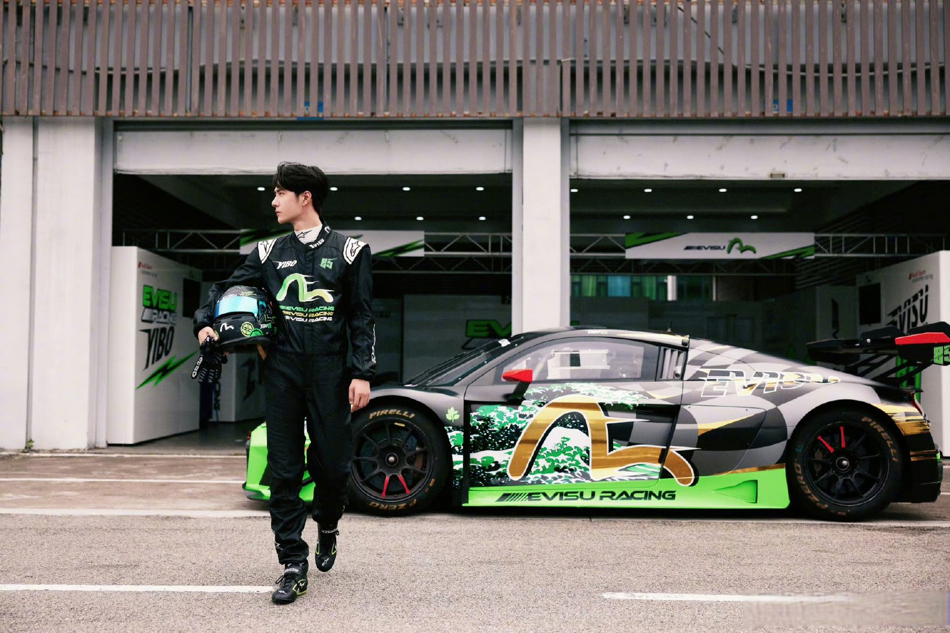 王一博分享赛车服随拍#王一博和赛车服真的很搭,谁懂[流泪]