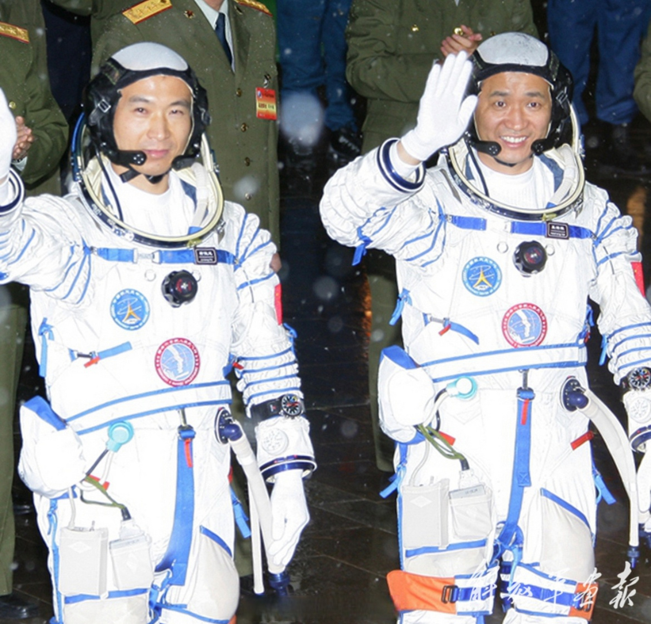 【航天史上的今天】 2005年10月12日,航天员费俊龙,聂海胜在雪花纷飞