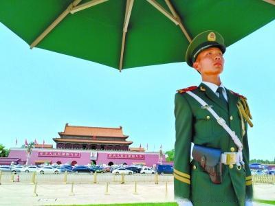 只需要您动动 您点石成金的手指 为烈日下坚持站岗的解放军战士 献上