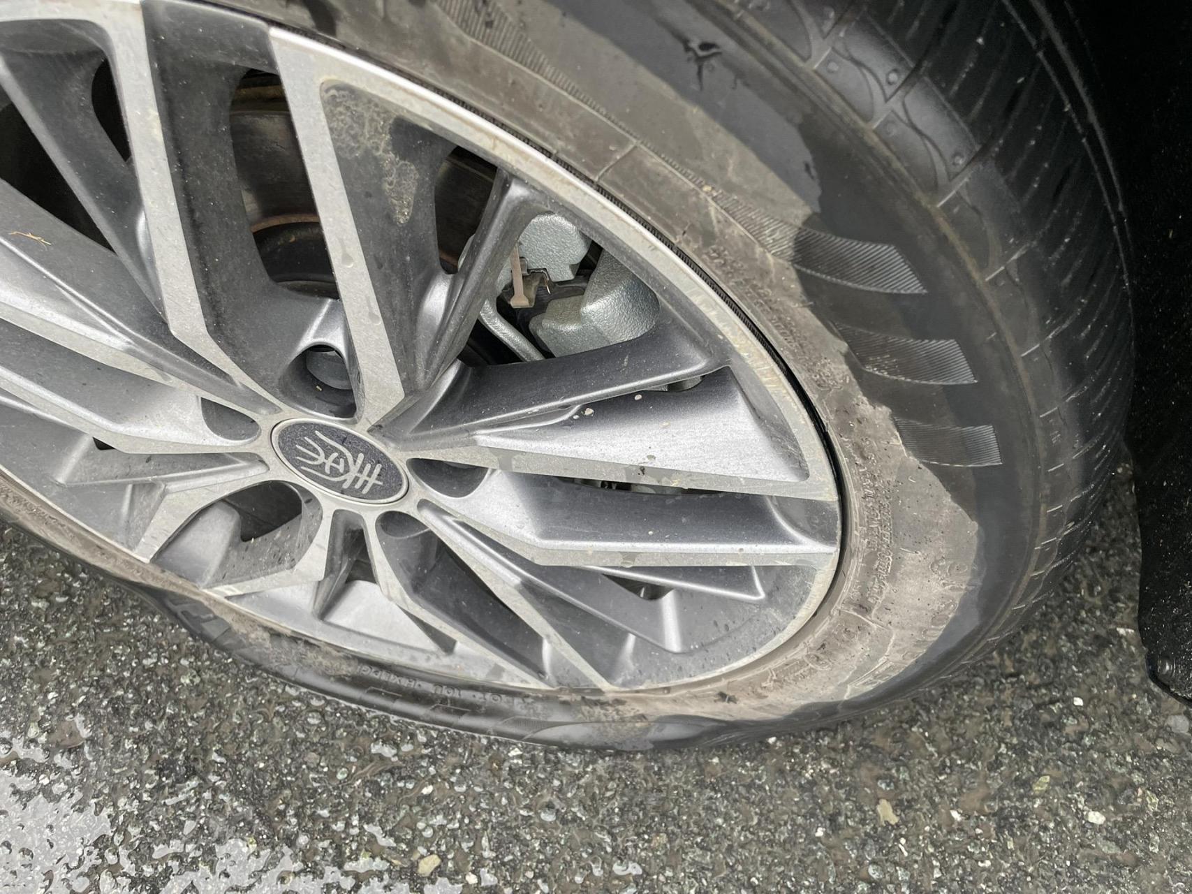 比亚迪秦,轮胎爆胎,还要自费换胎,你说是不是质量问题,4儿子店还扯皮