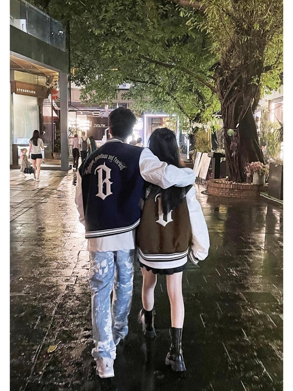 情侣背影拍照|快收藏起来和未来对象用 7815当时是下雨天,感觉