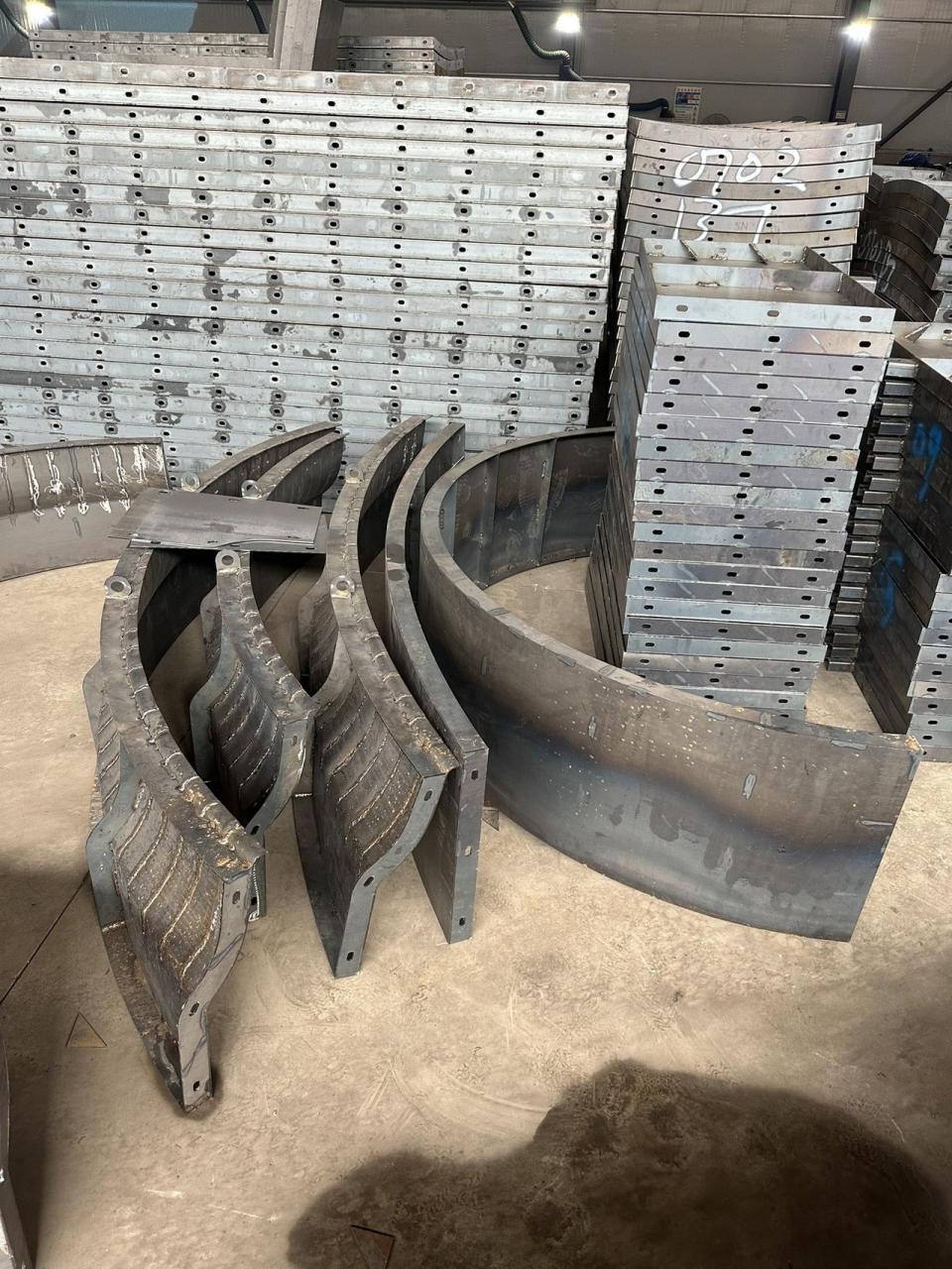 防撞护栏模板(直形-弧形)防撞护栏模板为现浇钢模板,双面模板组合支模