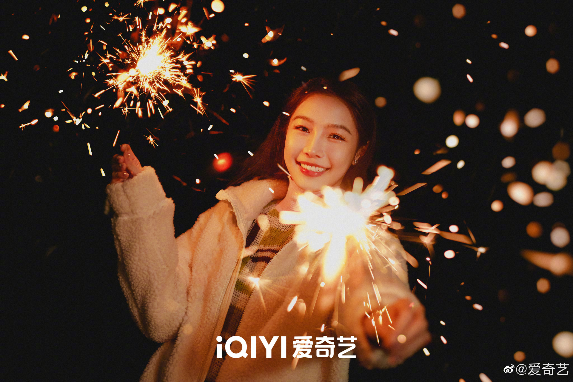 张楠zz @annie孙伊涵 烟花大片送上~烟花易冷,岁月漫长,透过火树一è