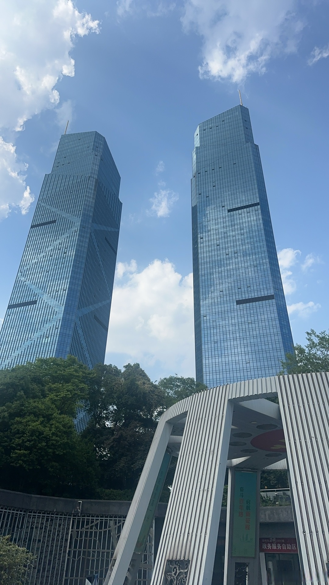 早饭:300克炒年糕 午饭:一杯可可粉,200克桑果 下