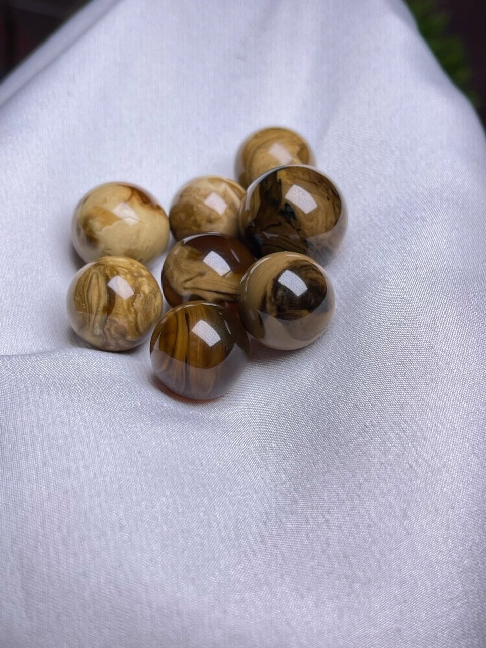 今日推荐~缅甸根珀 缅甸根珀属于不透明 琥珀,含有方解石的成份,且