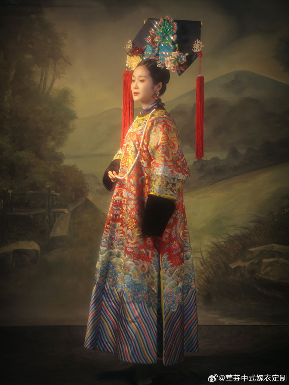 华芬嫁衣巧妙还原了尺寸,图案等细节.