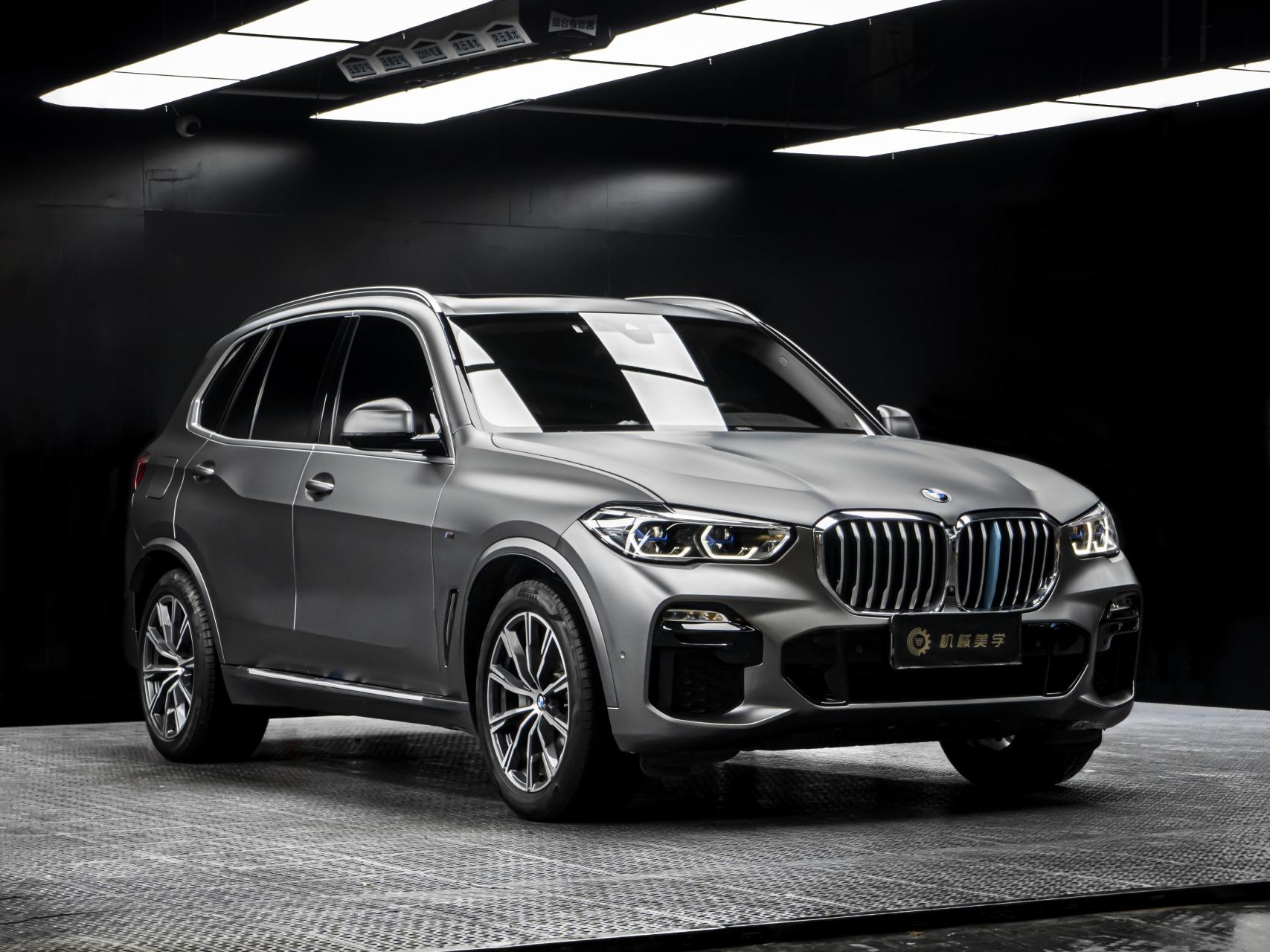 山灰改色膜的颜色是一种深灰色,其色调介于黑色和灰色之间,既有黑色的