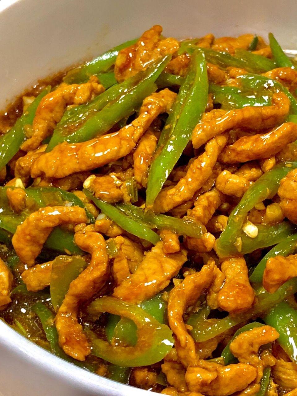 91【杭椒肉丝】 9215所需食材:150g猪里脊,杭椒,葱蒜末.