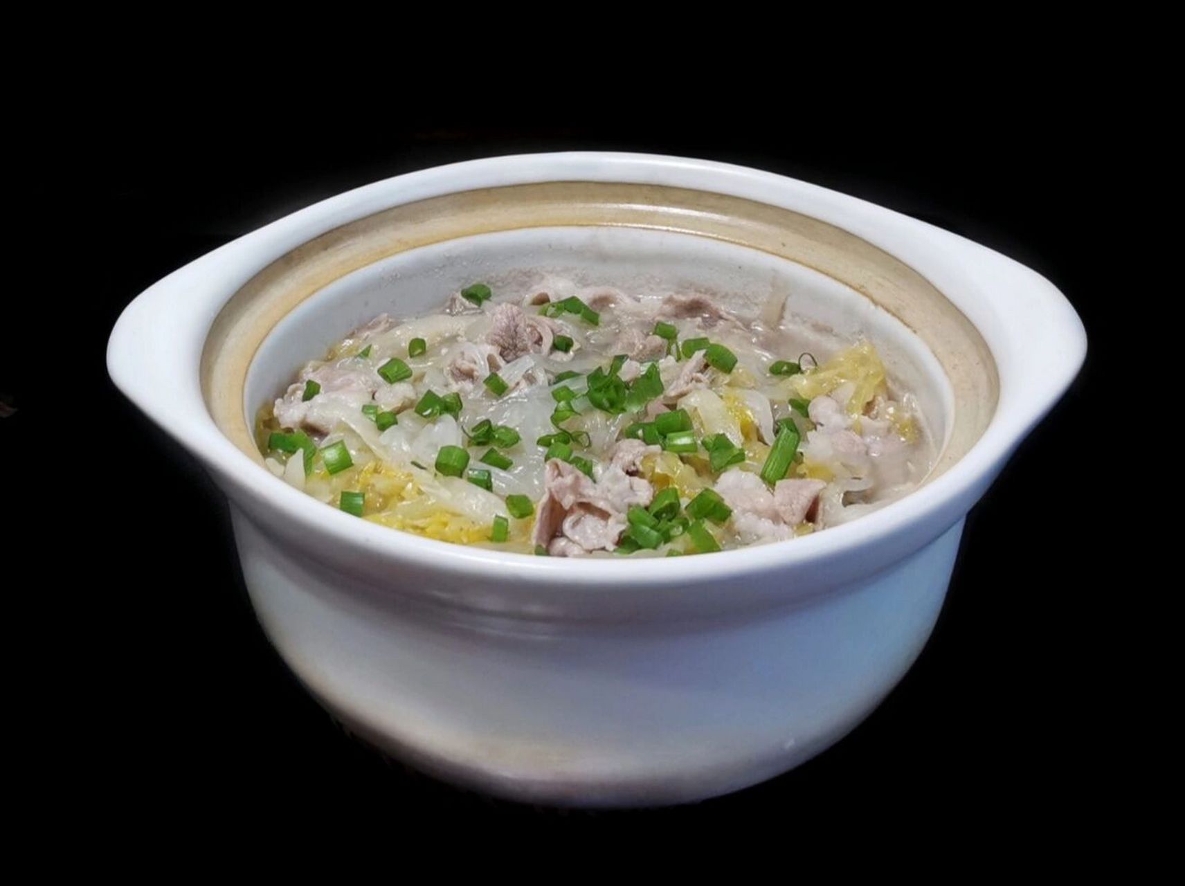 酸菜氽羊肉 酸菜粉条氽羊肉: 1,酸菜(东北)切丝,用清水冲泡一下挤干