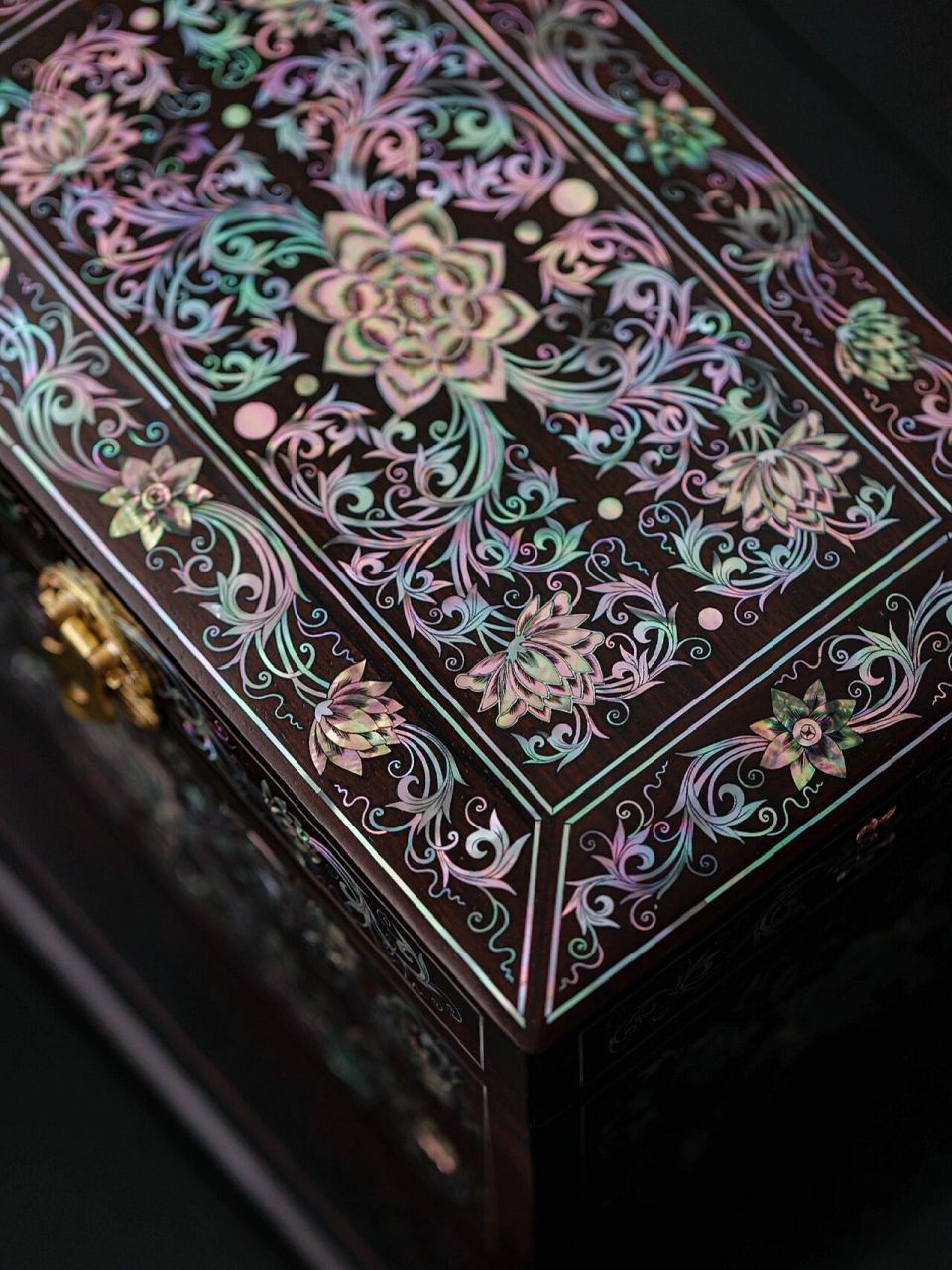 大红酸枝x螺钿镶嵌首饰盒,收纳盒 整器螺钿镶嵌繁密,所用螺钿紊色