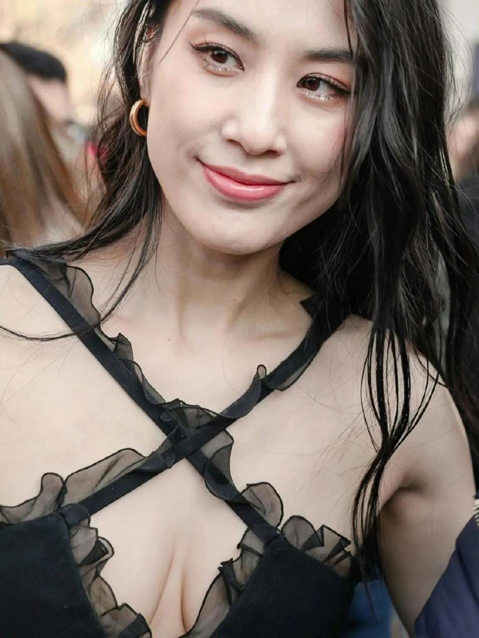 黄圣依巴黎街头这组生图,真实拍出了她颜值!