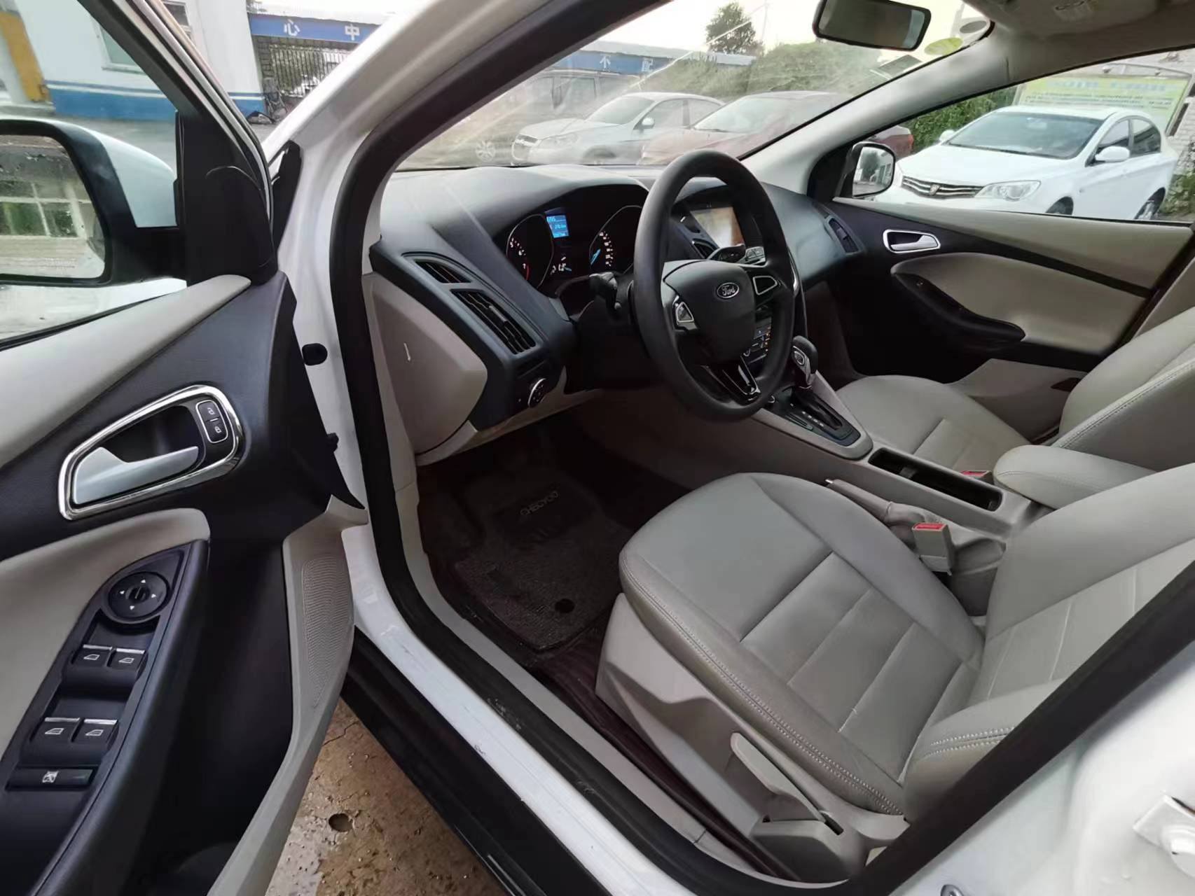 新到18年福特福克斯三厢经典舒适型智行版,自动挡1.