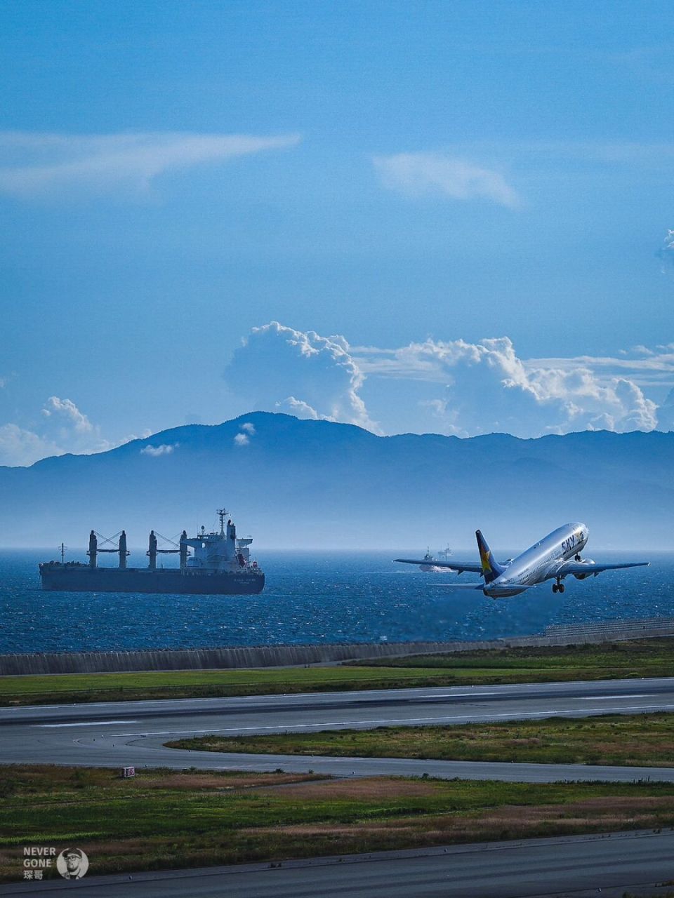 神户机场hit the plane 还好带了长焦,成功打到飞机和船 	 天气实在太