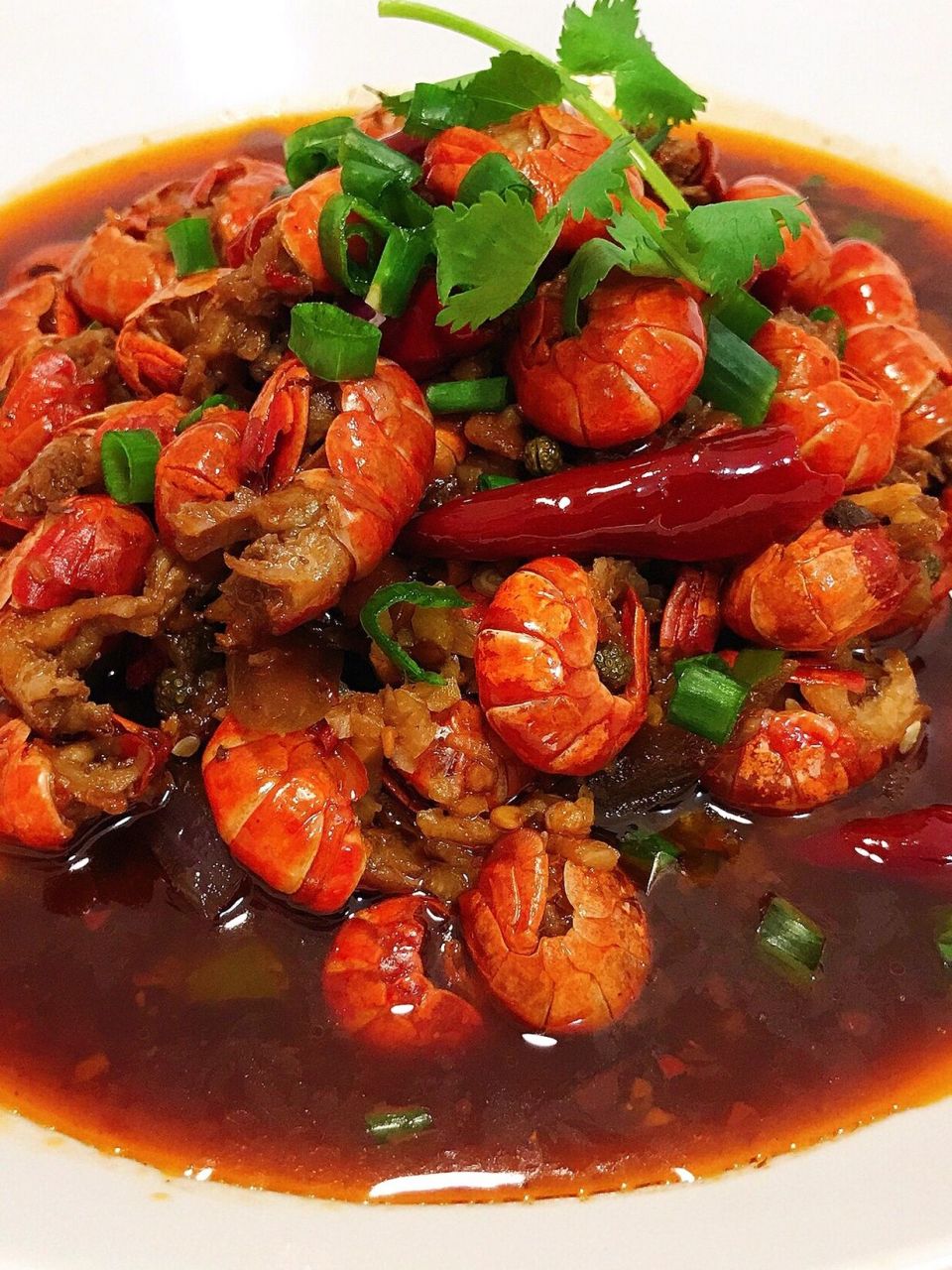 食材:龙虾尾,啤酒,黄瓜,小葱段,洋葱,火锅料,姜蒜末,干辣椒,青椒