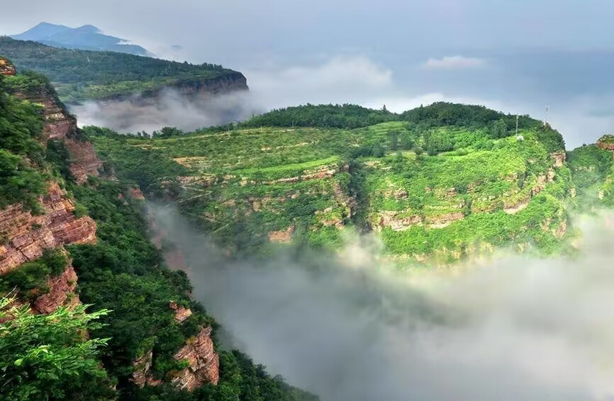 河南林州,一场大雨过后,太行山云雾缭绕,奇峰异岭若隐若现,宛如一幅