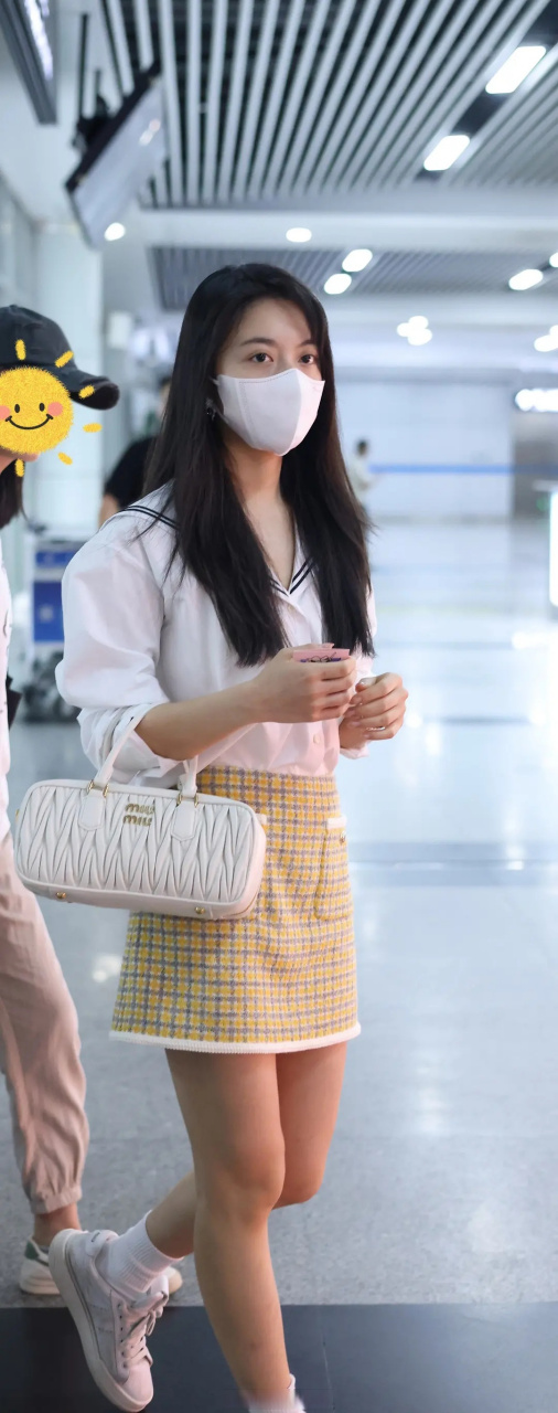 赵今麦你好星期六上班图,造型有点素人.没有她在机场穿的miumiu好看.