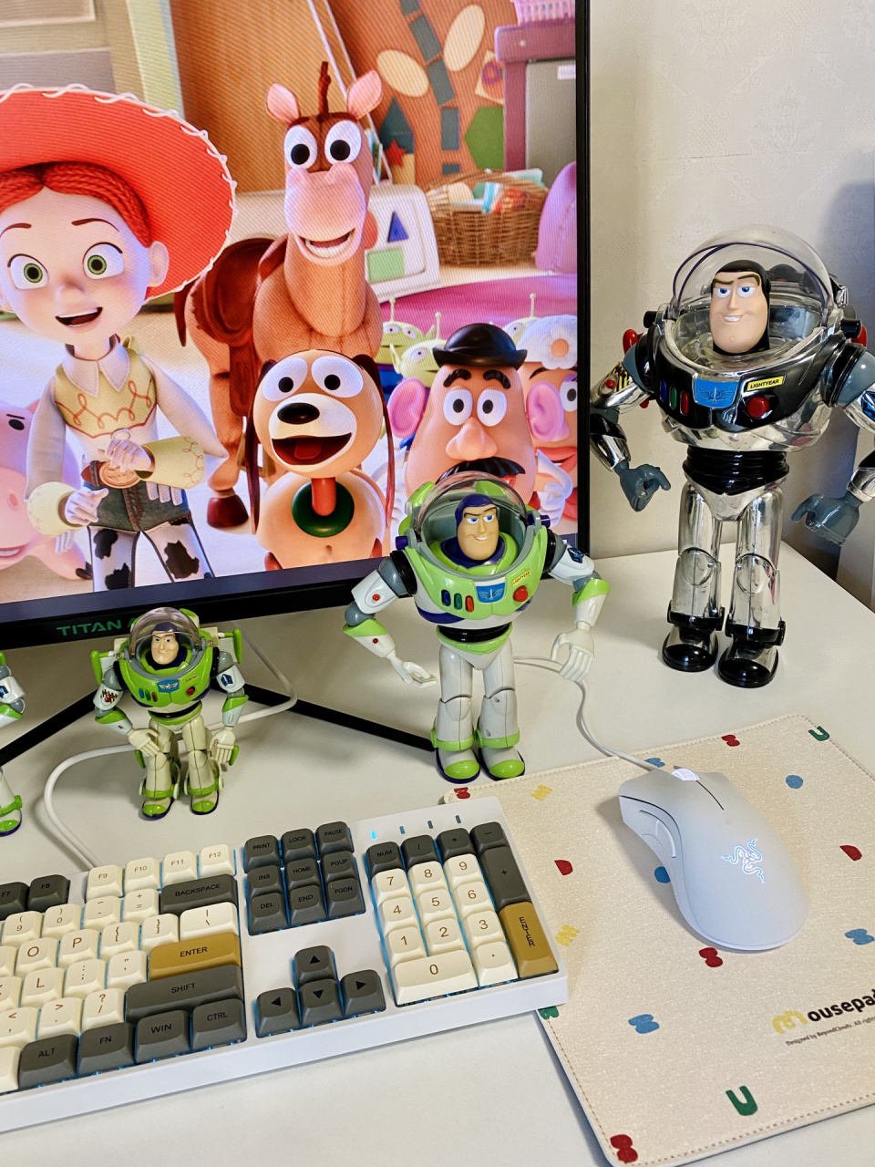 浅浅分享一下我的电脑桌面 buzz最帅