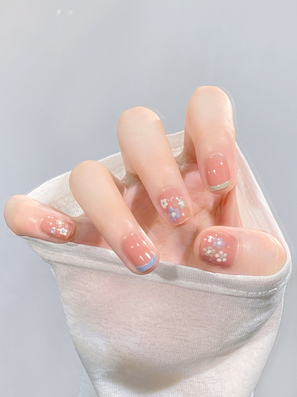 93清甜可爱的春夏短甲小花花美甲9799好米~ 好喜欢好喜欢!