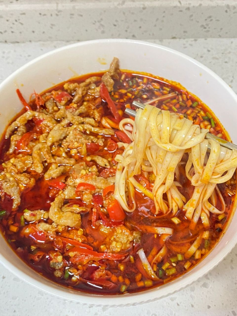 超好吃泡椒肉丝面,简单快手,五分钟搞定,大家赶紧来学,这样的肉丝面我