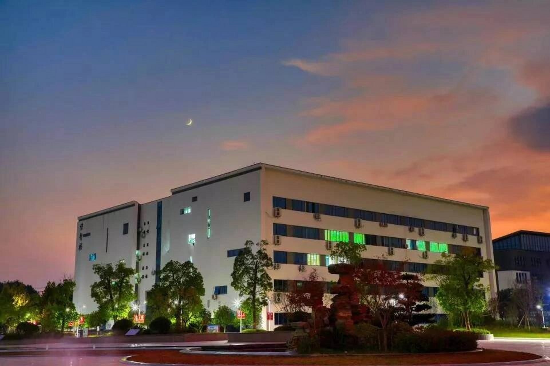 黄山职业技术学院 宿舍很好独立卫生间有阳台,浴池也是单人间,学校很