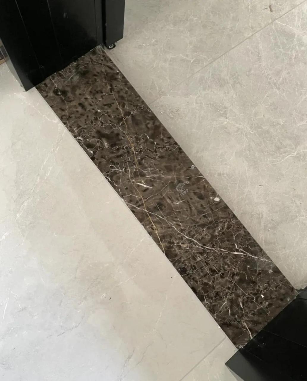 一,铺贴过门石,用比地砖深的瓷砖来代替过门时用它的好处就起到一个