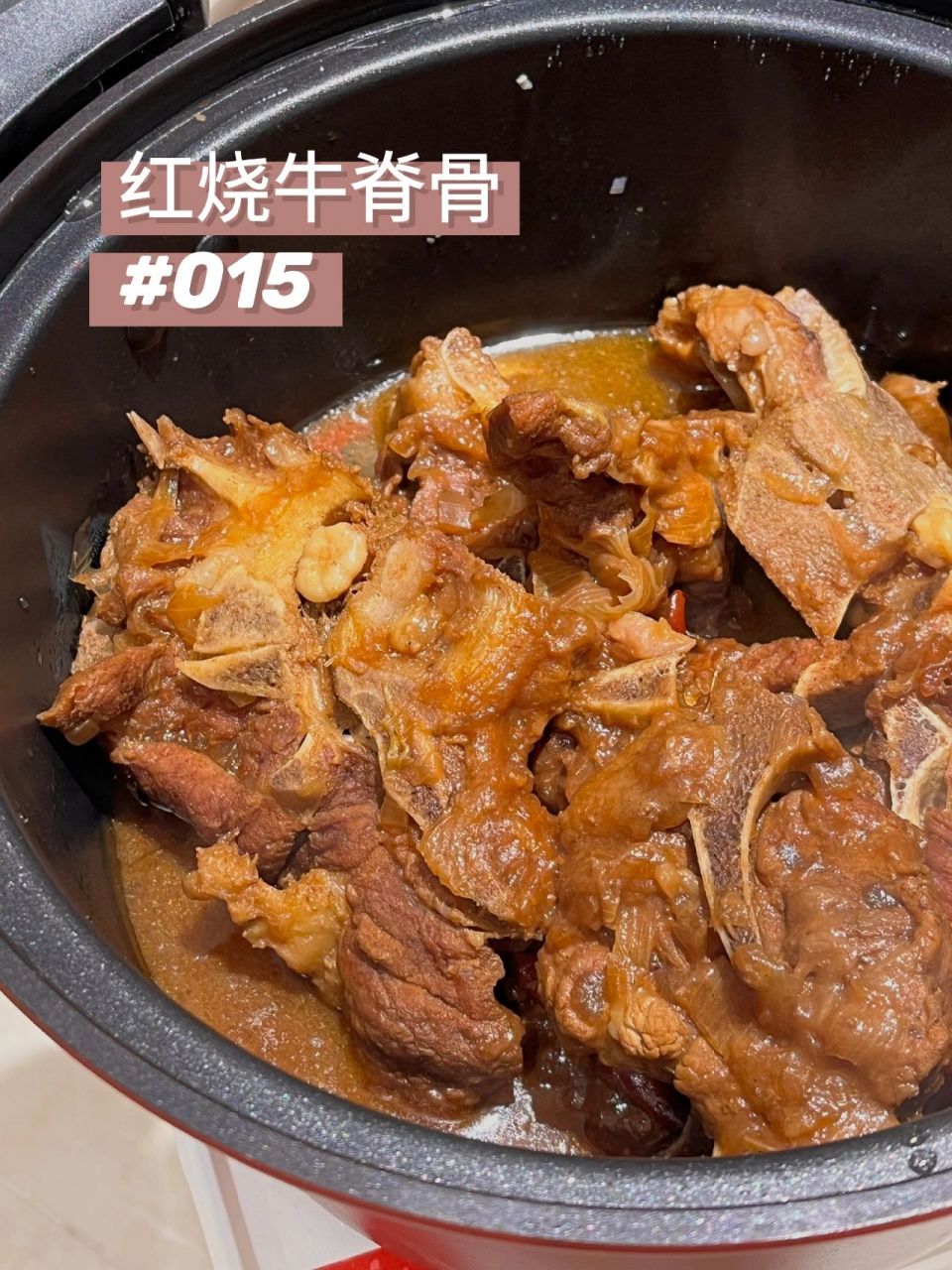 因为你一个人根本吃不完 	 牛脊骨焯水后用温水洗可以保持肉的弹性,用