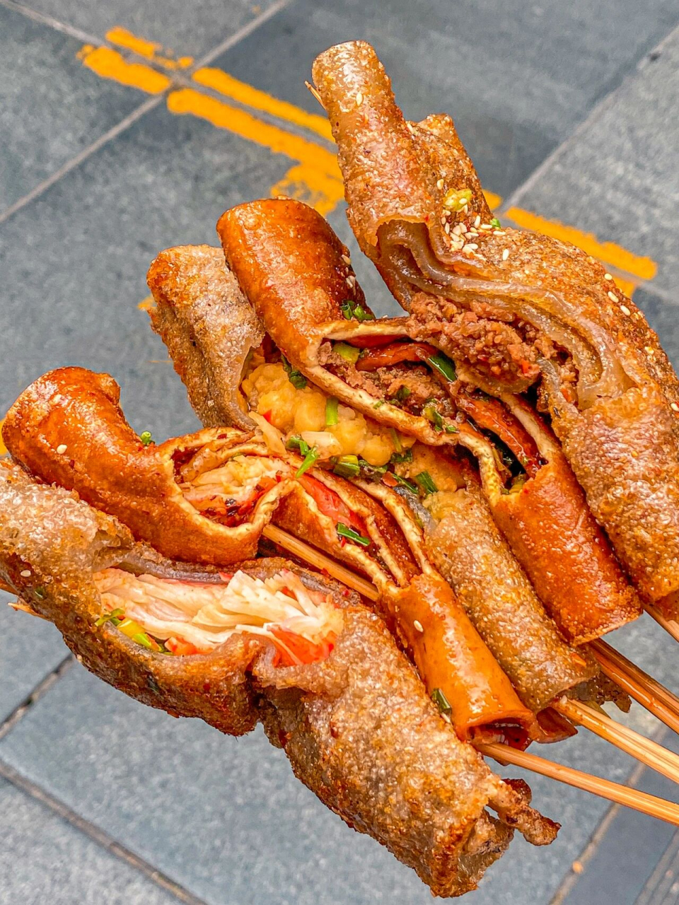 巨好吃97重庆最火爆的苕皮豆干直接原地封神 98救命,又来解放碑