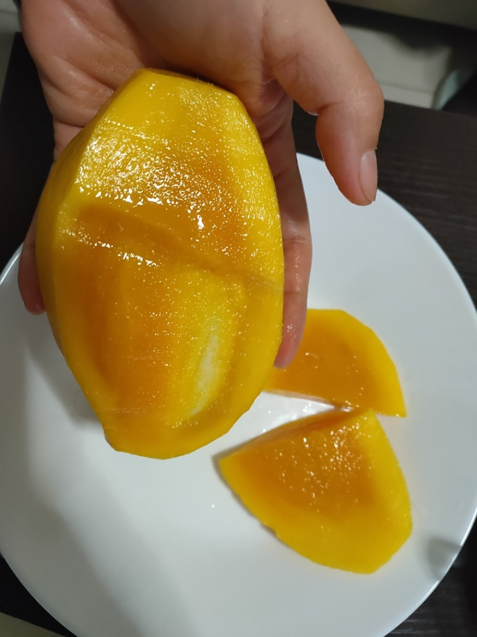 再拼夕夕买的芒果,今天刚收到,打开就是这个颜色的果肉,里面的果肉