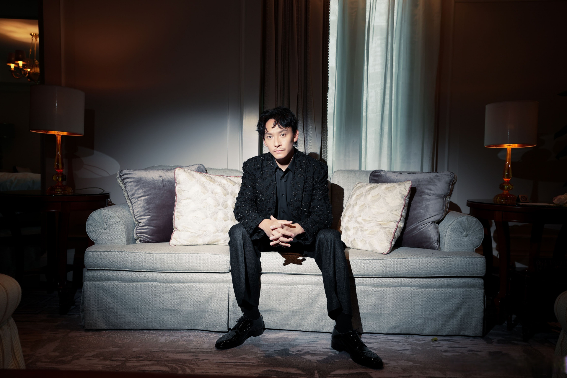 张震暗夜光影氛围感大片# 今日張震 出席品牌活动,黑色西装造型含蓄