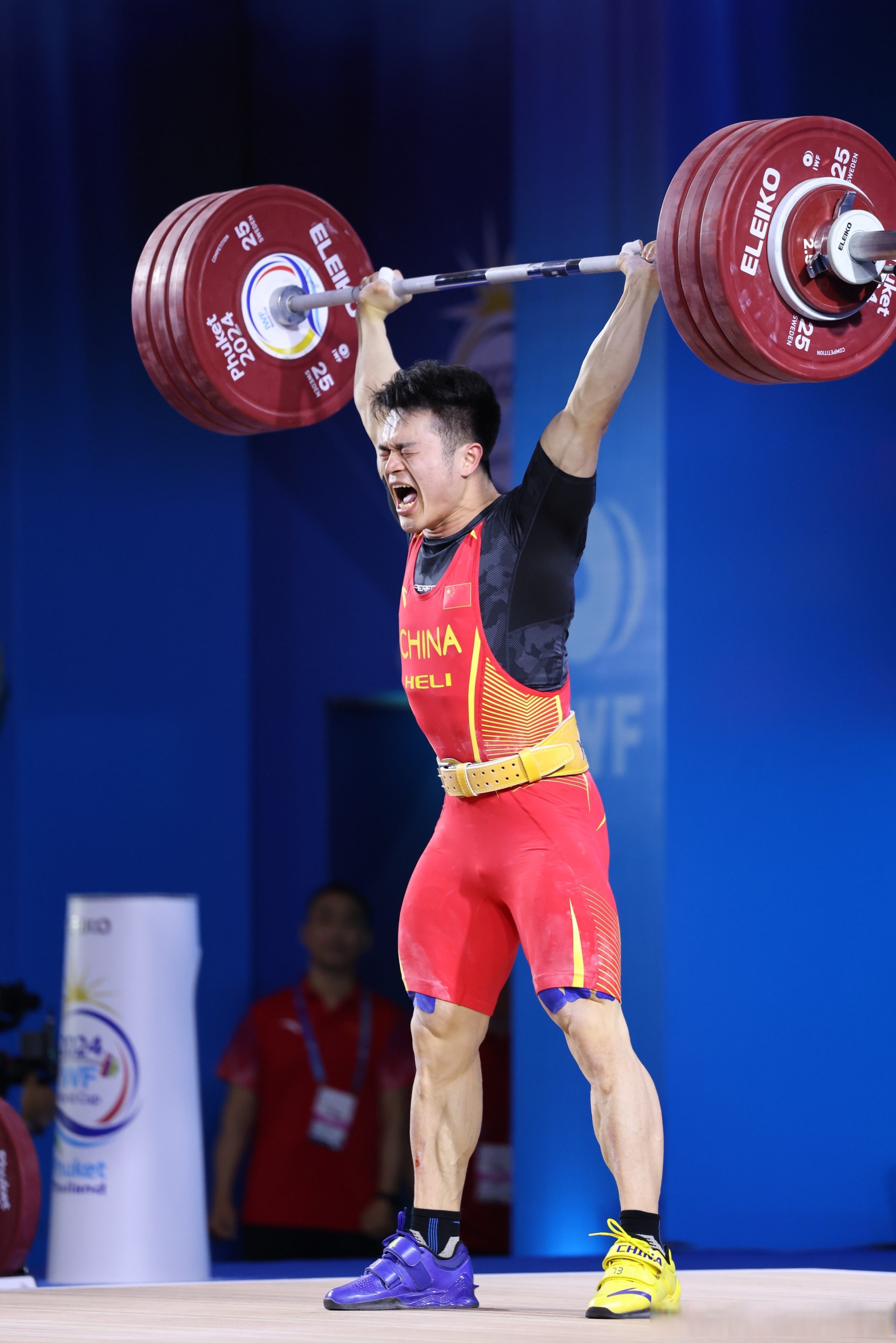 【泰国举重世界杯 石智勇带伤拼下抓举金牌和总成绩银牌 】4月4日,在