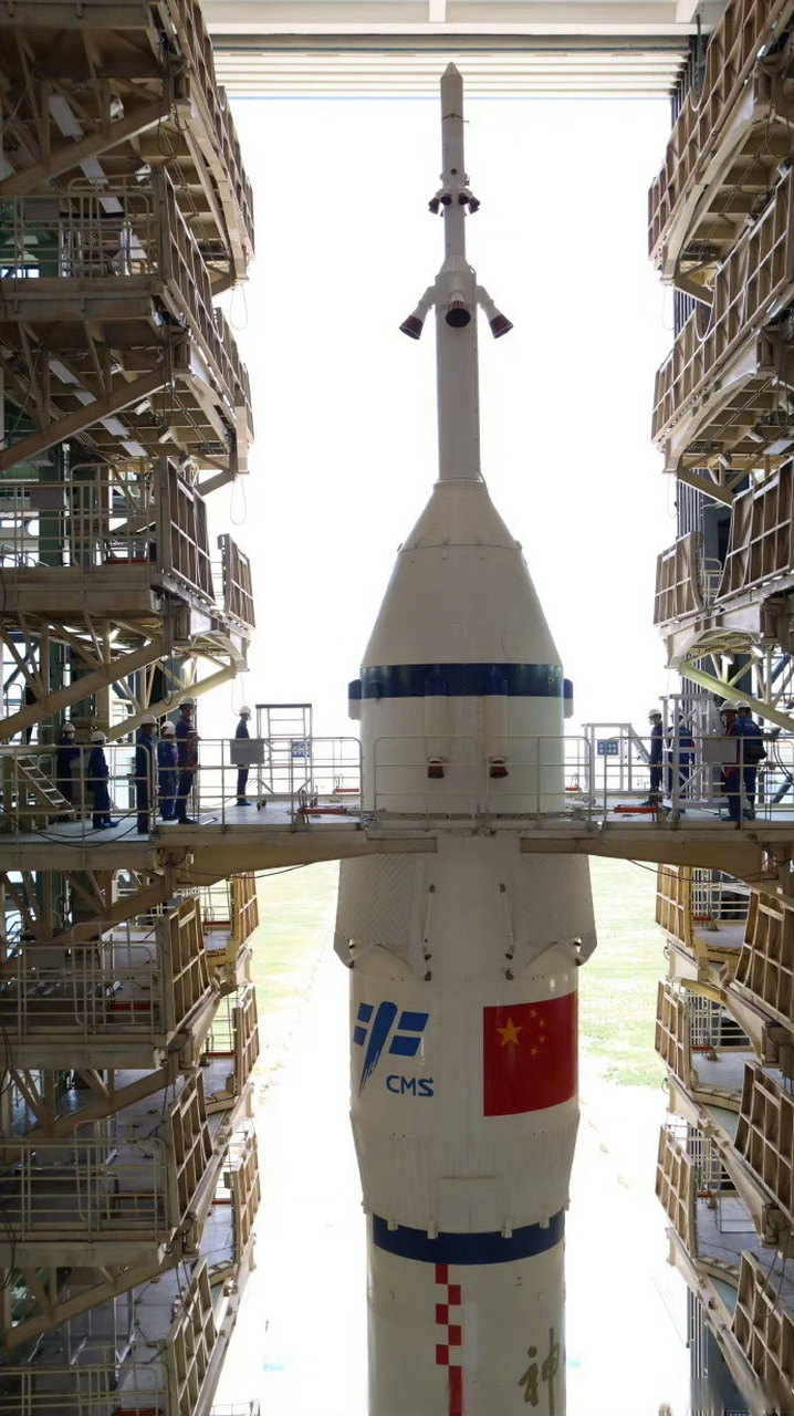 神舟十六号载人飞船与长征二号f遥十六运载火箭组合体已转运至发射区