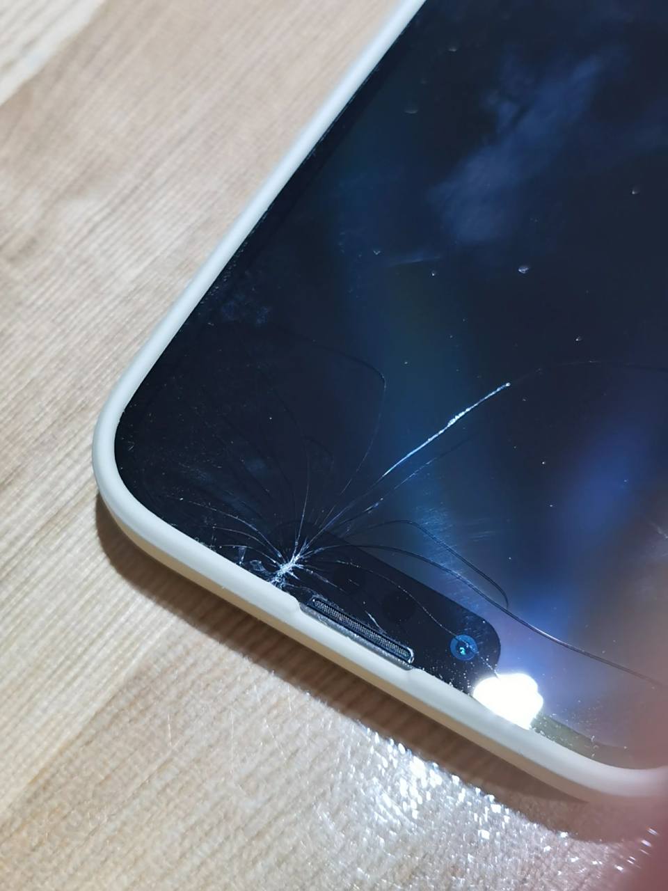 换膜的时候发现屏幕碎了 啊啊啊啊啊啊啊啊 还带了手机壳的 立马去给