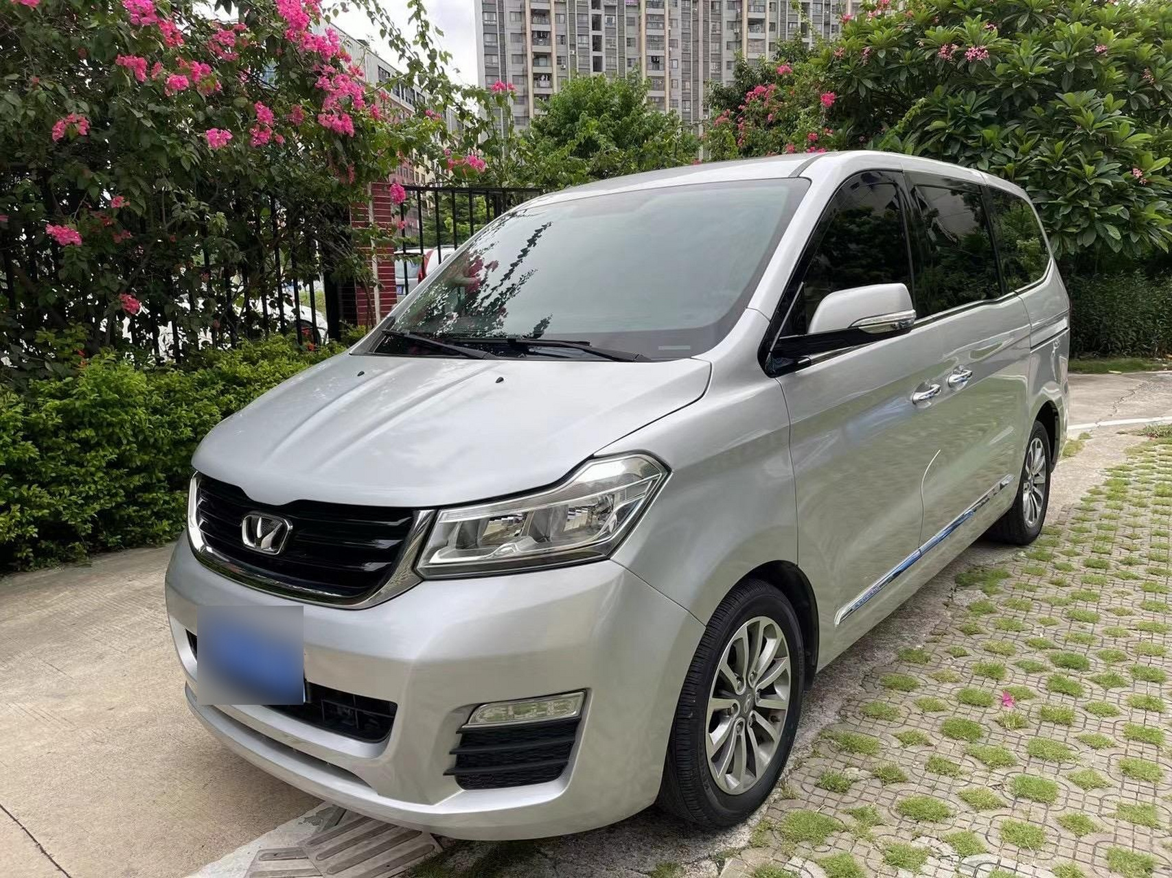 2016年华颂7商务车7座宝马发动机