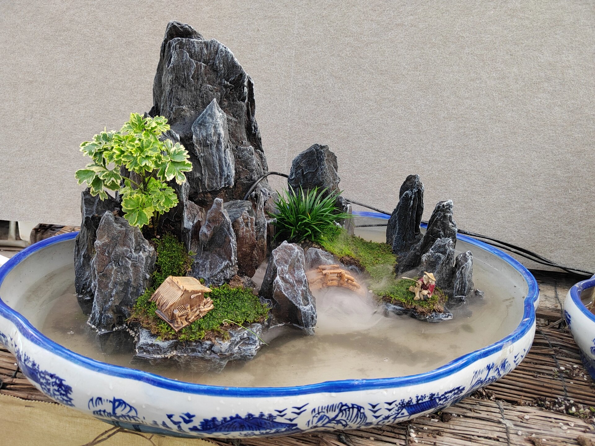 我用斧劈石制作的山水盆景