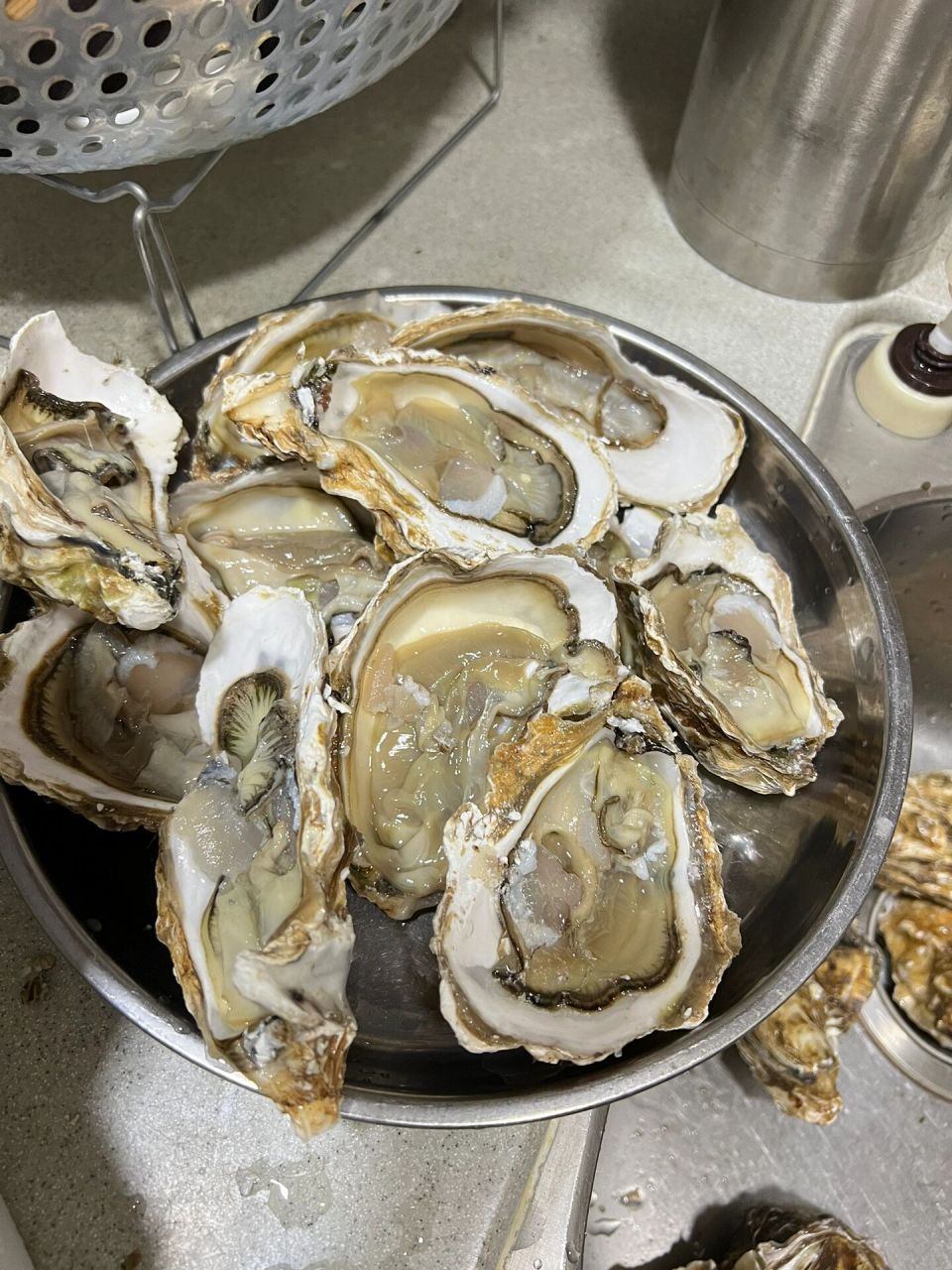 请问生蚝04坏了吗 h好不容易撬开了,大家帮忙看看,这生蚝还能吃吗s