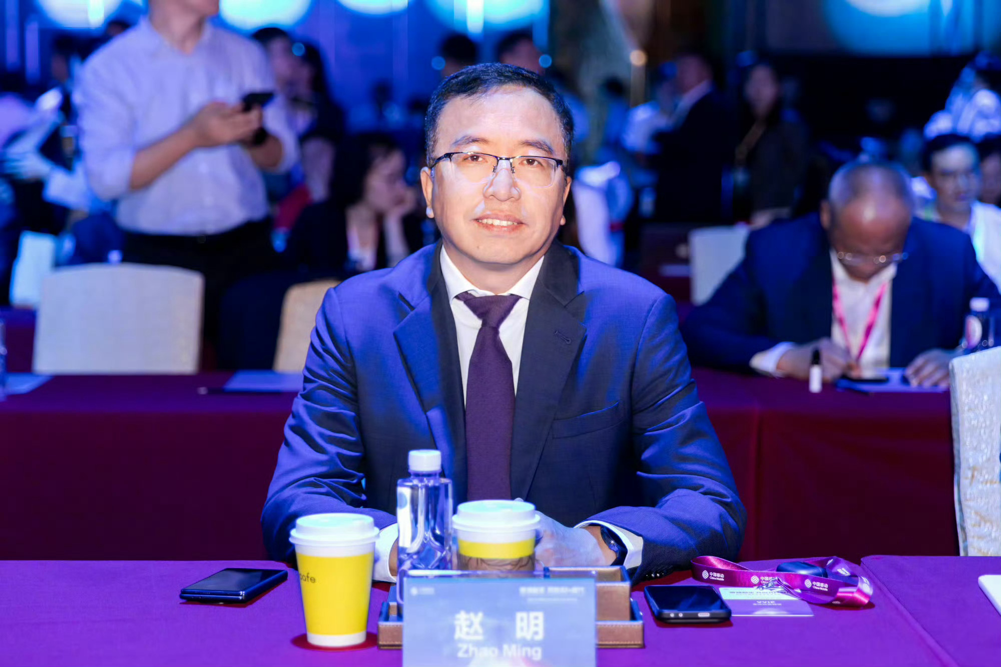 荣耀总裁赵明在参加中国移动参观活动时,在它的左手