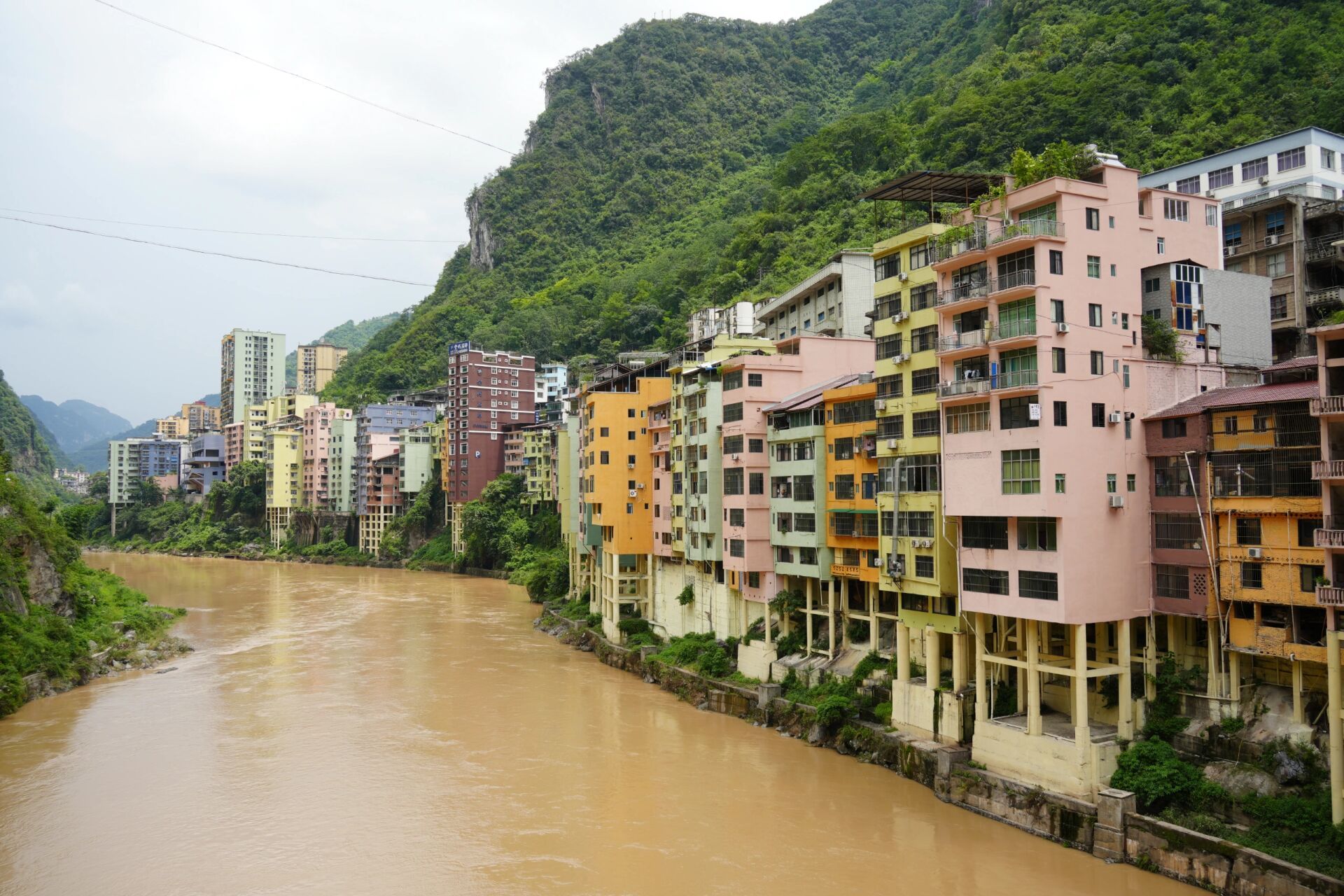 中国最窄的县城-昭通市盐津县 整个县城只有一条路,对路痴友好 最窄的