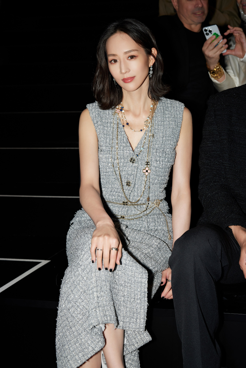 张钧甯 香奈儿品牌形象大使@张钧甯 身着香奈儿2024春夏预告系列出席
