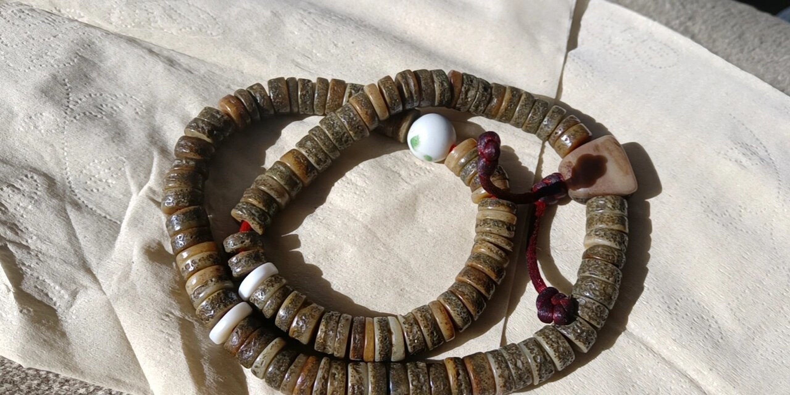 嘎巴拉佛珠 嘎巴拉在梵文中是"头盖骨"的意思,指专门用于密宗仪式的