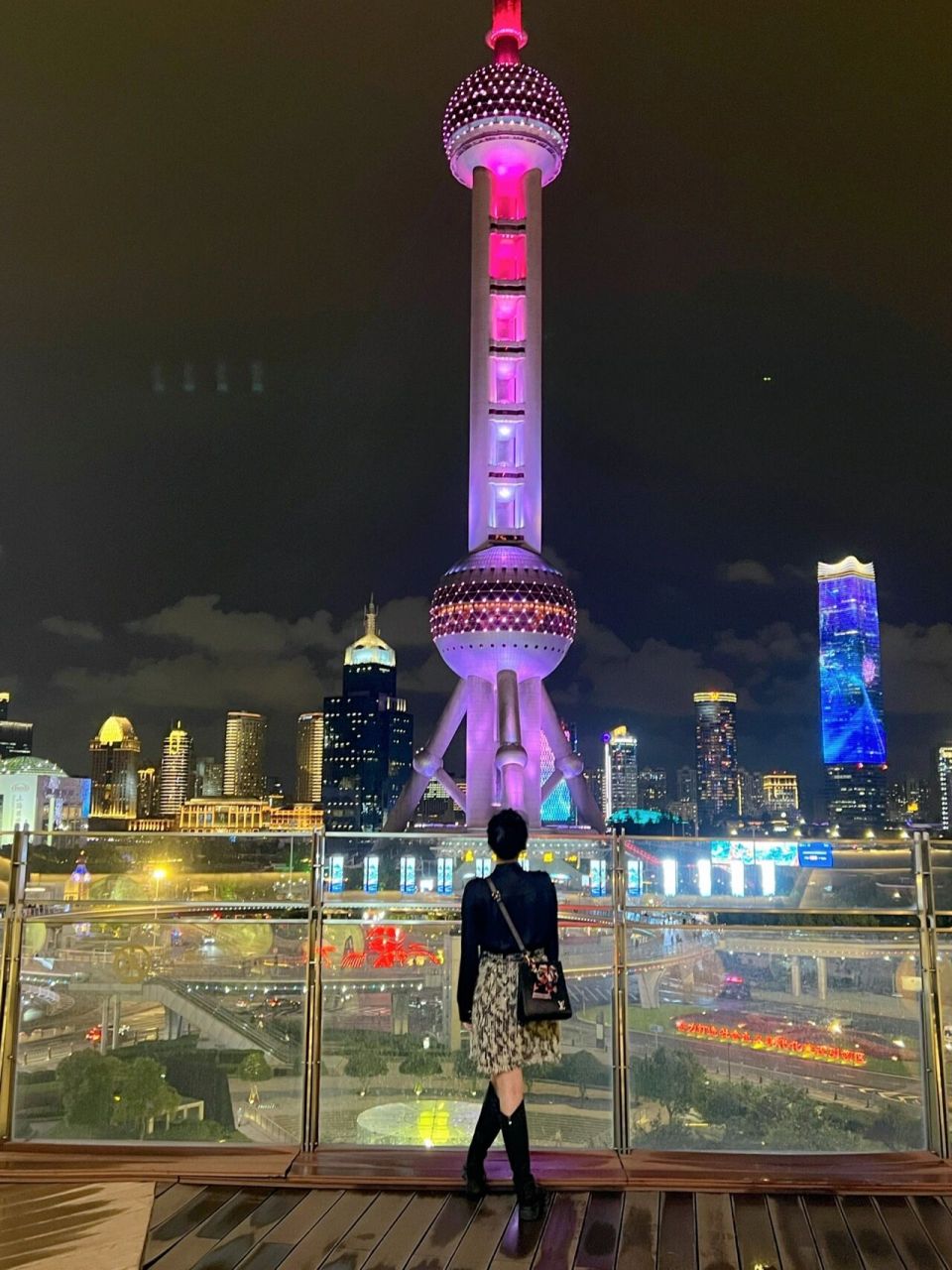 东方明珠绝美c位拍照 在国金商场5楼有个室外庭园 可以刚好拍到