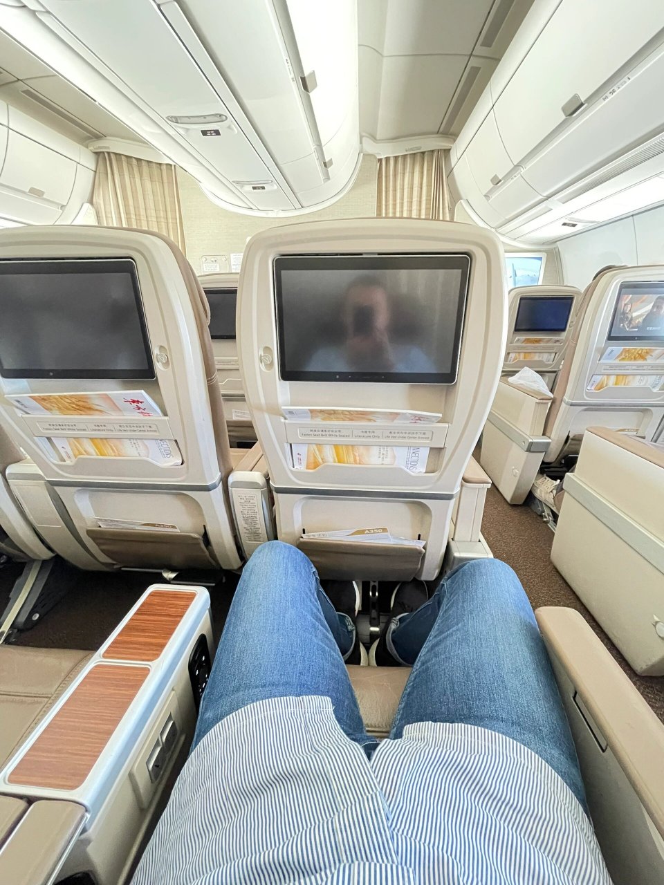 东航超级经济舱 这架a350飞机的超经配置挺好的,感觉和普通320或737
