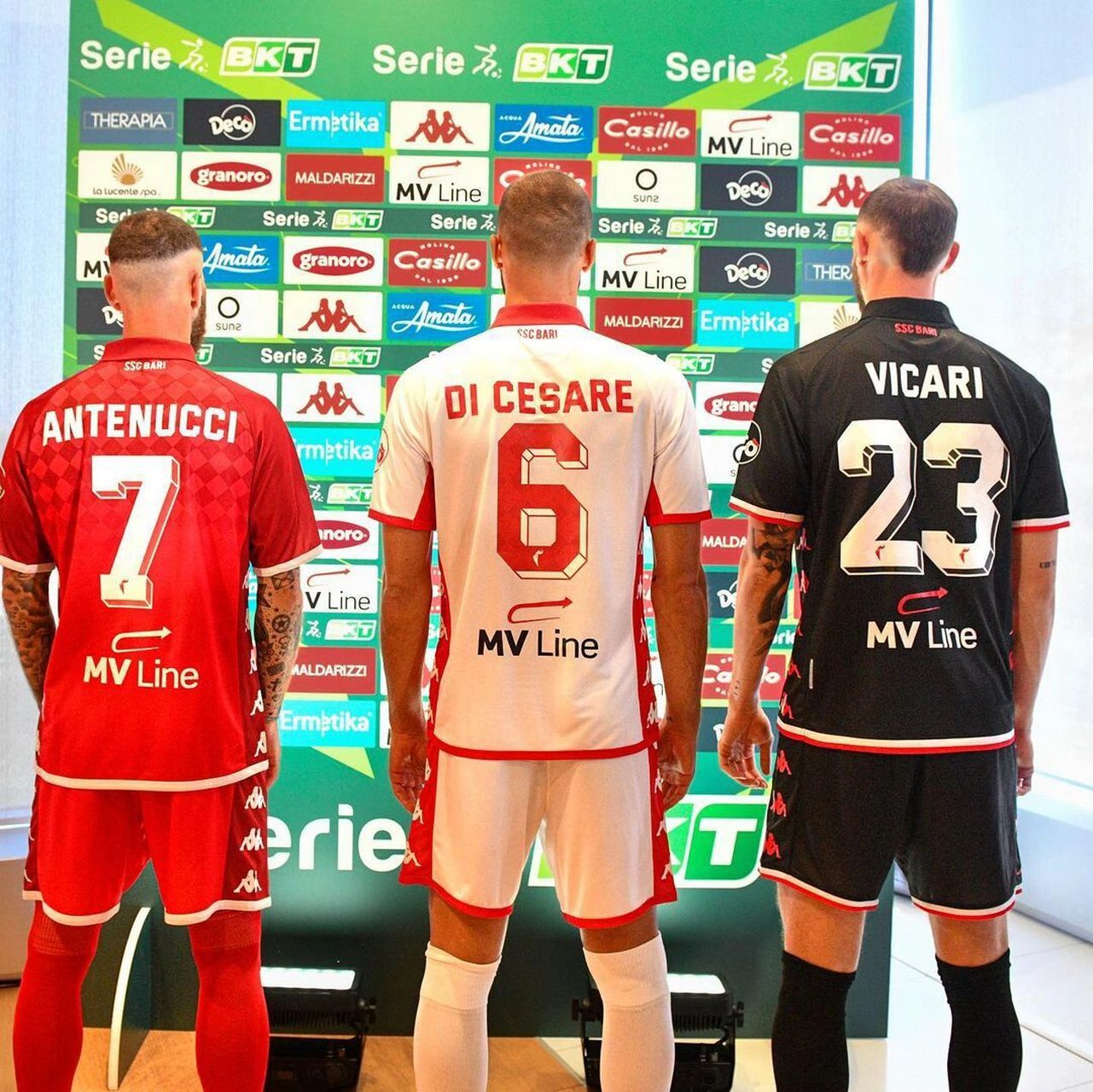 巴里发布2022-23赛季主客和第三球衣 #足球# #小红书竞技场# #球衣